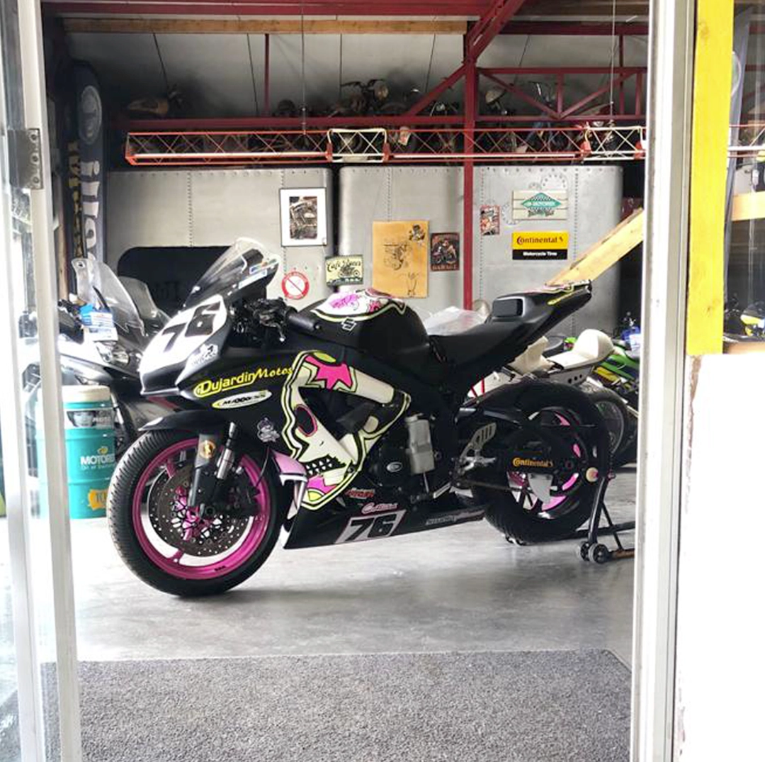 Sophie sur circuit moto